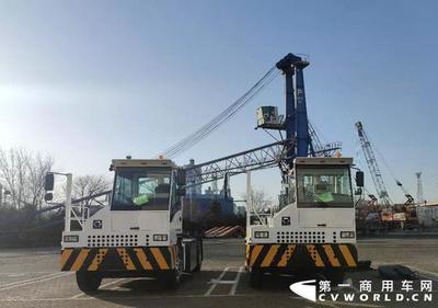 碼頭精靈 徐工純電動港口牽引車首次批量交付，推動港口裝卸搬運綠色轉型
