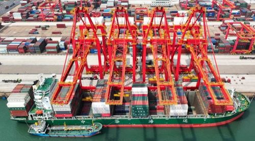 山東港口日照港 貨物吞吐量持續攀升，裝卸搬運活動高效運轉